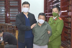 Lực lượng công an bắt giữ đối tượng Nguyễn Văn Hùng, người cầm đầu đường dây đánh bạc. (Ảnh: TTXVN phát)