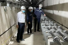 Lãnh đạo EVNPSC kiểm tra hệ thống cáp trước khi đóng điện. (Nguồn: Icon.com.vn)