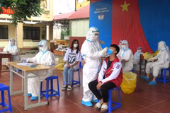 Lực lượng y tế thực hiện lấy mẫu xét nghiệm test nhanh học sinh Trường THPT Lê Hồng Phong (thành phố Hà Giang). (Ảnh: Minh Tâm/TTXVN)