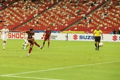 Tiền đạo Teerasil Dangda (Thái Lan) thực hiện quả penalty nâng tỷ số lên 2-1 cho Thái Lan trong trận gặp đội Philippines ở vòng bảng. (Ảnh: Thế Vũ/TTXVN)