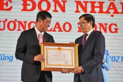 Thừa ủy quyền của Chủ tịch nước, Bí thư Tỉnh ủy Bà Rịa-Vũng Tàu Phạm Viết Thanh trao Huân chương Lao động hạng Ba cho Đảng bộ, chính quyền và nhân dân thành phố Vũng Tàu. (Ảnh: Hoàng Nhị/TTXVN)