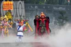 Hoạt cảnh tái hiện thời khắc Anh hùng dân tộc Nguyễn Huệ làm lễ tế trời đất, đăng quang Hoàng đế được tổ chức nhân kỷ niệm 232 năm Nguyễn Huệ lên ngôi Hoàng đế. (Nguồn: Thuathienhue.gov.vn)