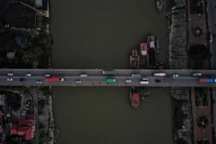 Cầu Như Nguyệt luôn trong tình trạng quá tải các xe tải trọng lớn. (Ảnh: Danh Lam/TTXVN)