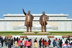 Người dân Triều Tiên đặt hoa tại tượng đài cố Chủ tịch Kim Nhật Thành và cố lãnh đạo Kim Jong-il tại Bình Nhưỡng. (Ảnh: Yonhap/TTXVN)