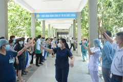 Các y, bác sỹ vẫy chào tiễn đoàn công tác lên đường tiếp viện Thành phố Hồ Chí Minh phòng, chống dịch. (Ảnh: Văn Dũng/TTXVN)