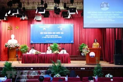 Nhà báo Vũ Việt Trang, Tổng Giám đốc TTXVN, tham luận với chủ đề "Giữ vững định hướng tư tưởng trong điều kiện đẩy mạnh phát triển kinh tế truyền thông." (Ảnh: Phạm Kiên/TTXVN)