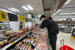 Người dân mua hàng tại siêu thị. (Ảnh: Vietnam+)