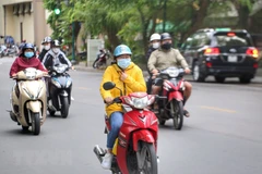Người dân cần chuẩn bị quần áo ấm khi phải ra đường sáng sớm hoặc tối muộn. (Nguồn: TTXVN)