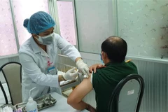 Tiêm vaccine phòng COVID-19 tại Trung tâm Kiểm soát bệnh tật tỉnh Trà Vinh. (Ảnh: Thanh Hòa/TTXVN)