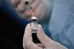 Nhân viên y tế chuẩn bị mũi tiêm vaccine ngừa COVID-19 của hãng Pfizer/BioNTech. (Nguồn: AFP/TTXVN)