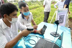 Khai báo y tế bằng mã QR tại chốt kiểm soát dịch bệnh COVID-19 số 2, đường trục 100, thành phố Phúc Yên, tỉnh Vĩnh Phúc. (Nguồn: TTXVN)