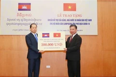 Trao tặng khoản hỗ trợ của Đảng, Nhà nước và nhân dân Việt Nam ủng hộ nhân dân Campuchia ứng phó dịch COVID-19. (Nguồn: TTXVN)