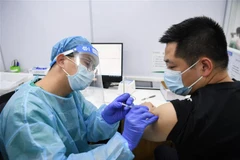Nhân viên y tế tiêm vaccine ngừa COVID-19 cho người dân tại tỉnh Quảng Đông, Trung Quốc. (Ảnh: THX/TTXVN)