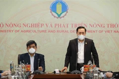 Chủ tịch Ủy ban Nhân dân tỉnh Lạng Sơn Hồ Tiến Thiệu thông tin báo chí về tình hình xuất khẩu nông, lâm sản, thủy sản của Việt Nam hiện nay tại của khẩu Quốc tế tỉnh Lạng Sơn. (Ảnh: Vũ Sinh/TTXVN)