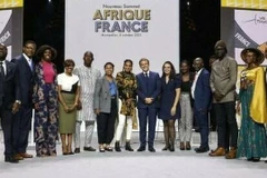 Tổng thống Pháp với các thành viên của xã hội dân sự châu Phi. (Nguồn: BBC)