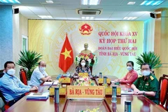 Đoàn đại biểu Quốc hội tỉnh Bà Rịa-Vũng Tàu thảo luận từ đầu cầu Văn phòng Đoàn Đại biểu Quốc hội tỉnh. (Ảnh: Đoàn Mạnh Dương/TTXVN)