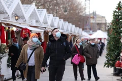  Người dân mua sắm tại một chợ Giáng sinh ở Paris, Pháp, ngày 9/12/2021. Ảnh: THX/TTXVN
