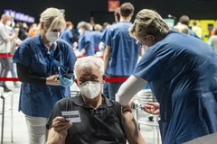 Nhân viên y tế tiêm vaccine phòng COVID-19 cho người dân tại Prague, Séc. (Nguồn: AFP/TTXVN)