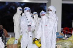 Phút nhí nhảnh của nữ bác sỹ Bệnh viện dã chiến thu dung, điều trị COVID-19 số 3 (thành phố Thủ Đức) sau ca trực. (Ảnh: Xuân Khu/TTXVN)