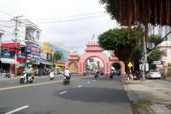 Người dân thành phố Rạch Giá, tỉnh Kiên Giang ra đường khi được nới lỏng giãn cách xã hội. (Ảnh: Lê Sen/TTXVN)