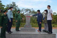 Đoàn công tác liên ngành làm việc tại tỉnh Kon Tum. (Ảnh: TTXVN phát)