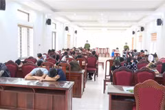 Các đối tượng tại trụ sở cơ quan chức năng. Ảnh: TTXVN phát