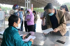 Người dân khai báo y tế tại chốt kiểm soát liên ngành phòng, chống dịch COVID-19 Dốc Xây, thị xã Bỉm Sơn, Thanh Hóa. (Ảnh: Nguyễn Nam/TTXVN)