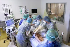 Điều trị cho bệnh nhân nhiễm COVID-19 tại bệnh viện ở Đức. (Ảnh: AFP/TTXVN)