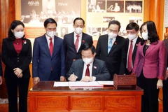 Chủ tịch Quốc hội Vương Đình Huệ viết lưu bút. (Ảnh: Doãn Tấn/TTXVN)