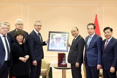 Chủ tịch nước Nguyễn Xuân Phúc tặng quà lưu niệm cho ông Vladislav Shapsha, Thống đốc tỉnh Kaluga. (Ảnh: Thống Nhất/TTXVN)