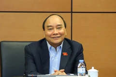 Chủ tịch nước Nguyễn Xuân Phúc, đại biểu Quốc hội Thành phố Hồ Chí Minh thảo luận ở tổ. (Ảnh: Văn Điệp/TTXVN)