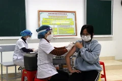 Tiêm vaccine phòng COVID-19 cho học sinh ở Hải Dương. (Nguồn: TTXVN)