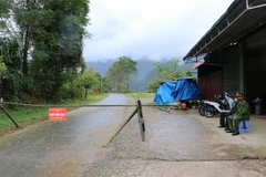 Lực lượng chức năng thiết lập các chốt chặn, phong tỏa tạm thời không cho người dân tự do ra, vào xã Bản Giang, huyện Tam Đường, tỉnh Lai Châu. (Ảnh: Việt Hoàng/TTXVN)