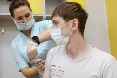 Tiêm vaccine ngừa COVID-19 cho người dân Nga. (Ảnh: TASS)