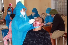 Lấy mẫu xét nghiệm sàng lọc SARS-CoV-2 cho người dân xã Yên Dương, huyện Ý Yên, tỉnh Nam Định. (Ảnh: Nguyễn Lành/TTXVN)