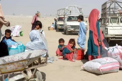 Người Afghanistan đợi để vào Pakistan tại cửa khẩu biên giới Chaman ngày 27/8/2021. (Ảnh: THX/TTXVN)