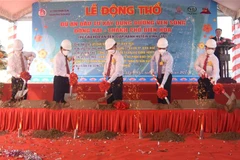 Các đại biểu thực hiện nghi thức khởi công dự án xây dựng đường ven sông Đồng Nai. (Ảnh: Công Phong/TTXVN)