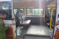 Lực lượng chức năng kiểm tra vị trí cửa xe bị rơi trong vụ tai nạn làm 2 học sinh thương vong ngày 22/11 tại Quốc lộ 12, thuộc địa phận Bản Mâm, xã Chiềng Sơ, huyện Sông Mã. (Ảnh: TTXVN phát)