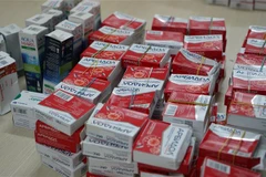 Số thuốc điều trị COVID-19 nhập lậu qua đường chuyển phát nhanh bị lực lượng hải quan phát hiện. (Ảnh: TTXVN phát)