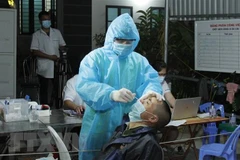 Nhân viên y tế lấy mẫu xét nghiệm COVID-19 cho người dân ở Sơn La. (Ảnh: Nguyễn Cường/TTXVN)