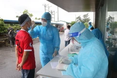 Lấy mẫu xét nghiệm cho người dân ở Bỉm Sơn, Thanh Hóa. (Nguồn: TTXVN)