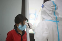 Nhân viên y tế theo dõi sức khỏe của các em nhỏ trong khu cách ly tập trung tại Trường Mầm non Thượng Lan (xã Thượng Lan, huyện Việt Yên, tỉnh Bắc Giang). (Ảnh: Danh Lam/TTXVN)