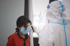 Nhân viên y tế theo dõi sức khỏe của các em nhỏ trong khu cách ly tập trung tại Trường Mầm non Thượng Lan (xã Thượng Lan, huyện Việt Yên, tỉnh Bắc Giang). (Ảnh: Danh Lam/TTXVN)