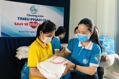 Đại diện Hội Liên hiệp phụ nữ tỉnh Khánh Hòa trao 'Triệu phần quà san sẻ yêu thương' cho người dân trên địa bàn thị xã Ninh Hòa (Khánh Hòa). (Ảnh: TTXVN)