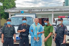 Đối tượng Lê Văn Phi (biệt danh Phi đen, sinh năm 1986, quê Nghệ An) bị bắt để điều tra về hành vi bắt giữ người trái pháp luật. (Ảnh: TTXVN phát)