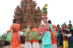 Chương trình dân vũ đặc sắc do thiếu nữ Chăm biểu diễn tại Lễ hội Katê năm 2020 ở Ninh Thuận. (Ảnh minh họa: Nguyễn Thành/TTXVN)
