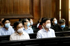 Hai bị cáo Trần Vĩnh Tuyến (phải) và Trần Trọng Tuấn (nguyên Giám đốc Sở Xây dựng Thành phố Hồ Chí Minh) tại phiên tòa sáng 6/12. (Ảnh: Thành Chung/TTXVN)