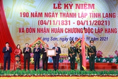 Chủ tịch nước Nguyễn Xuân Phúc trao tặng Huân chương Độc lập hạng Nhất cho Đảng bộ, chính quyền và nhân dân các dân tộc tỉnh Lạng Sơn. (Ảnh: Thống Nhất/TTXVN)