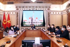 Ông Phan Văn Mãi, Chủ tịch Ủy ban Nhân dân TP.HCM có buổi gặp trực tuyến với ông Andrew Jeffries, Giám đốc Quốc gia ADB. (Ảnh: Xuân Khu/TTXVN)