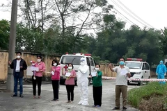 Bảy bệnh nhân đầu tiên của Bệnh viện điều trị COVID-19 số 1 được xuất viện. (Ảnh: Thu Hằng/TTXVN)